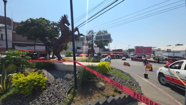   El hombre se subi&oacute; a la escultura, pero a los pocos minutos muri&oacute;.