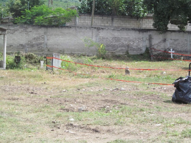 A pocos metros del lugar en donde se continúan las excavaciones se encontrarían las dos fosas en forma de “L” que contendrían cien cuerpos sin identificar.