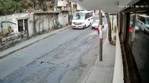 El taxi embisti&oacute; a la agraviada debido a que invadi&oacute; el carril contrario para rebasar una &ldquo;ruta&rdquo;.