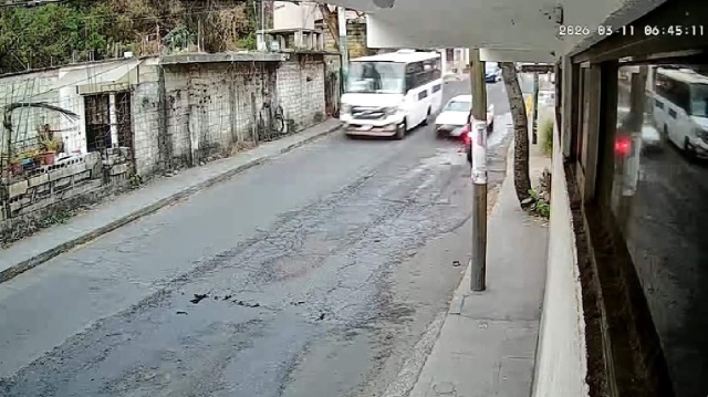 El taxi embisti&oacute; a la agraviada debido a que invadi&oacute; el carril contrario para rebasar una &ldquo;ruta&rdquo;.