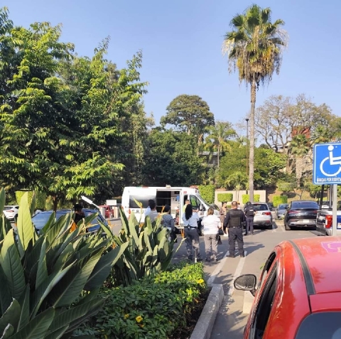 La v&iacute;ctima fue atendida por param&eacute;dicos en el estacionamiento de la tienda.