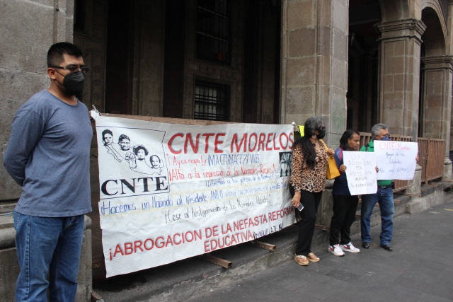 Integrantes de la CNTE expusieron sus argumentos ante medios de comunicación.