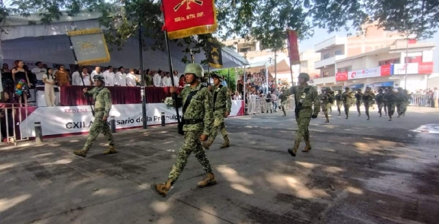 En el desfile participó un contingente de la Sedena.