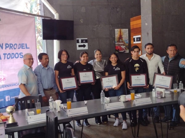 Los cuatro pugilistas oriundos de la capital morelense posan con sus reconocimientos, acompañados de su entrenador Bryan González, ex seleccionado nacional.