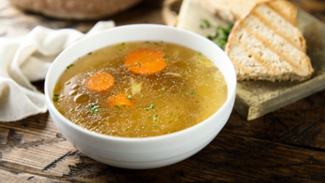 Disfruta el frío con un caldo de verduras casero: Una comida reconfortante