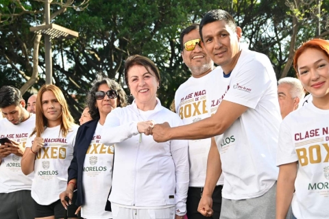 La gobernadora encabezó la jornada deportiva ayer en la plaza de armas de Cuernavaca.  
