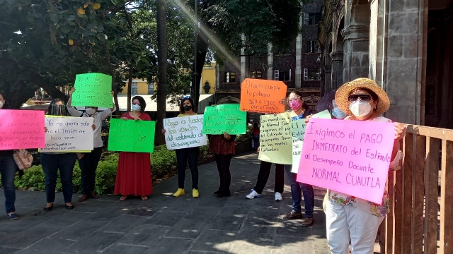 Se manifiestan maestros de la normal de Cuautla en Cuernavaca