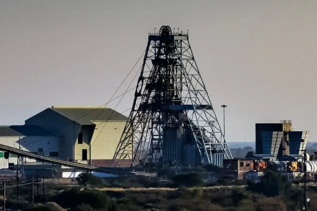 Falla de ascensor en mina de platino en Sudáfrica deja 11 muertos