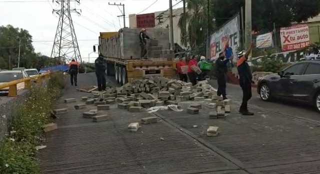 Tráiler se queda varado en pendiente de la avenida Teopanzolco