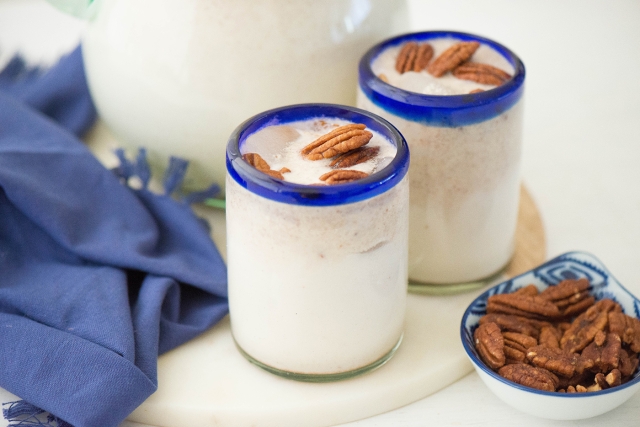 Refresca tu día con esta deliciosa agua de coco con nuez