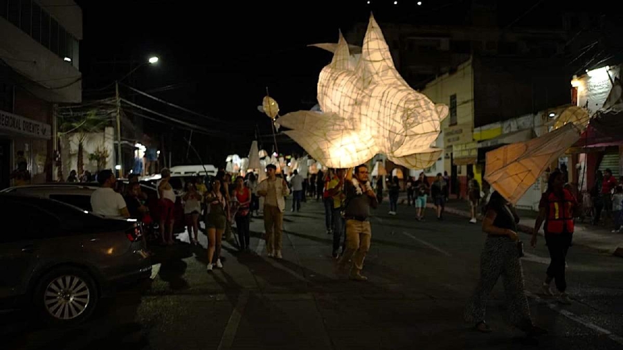 Cientos de personas salieron a las calles de la ciudad para participar en el festival.