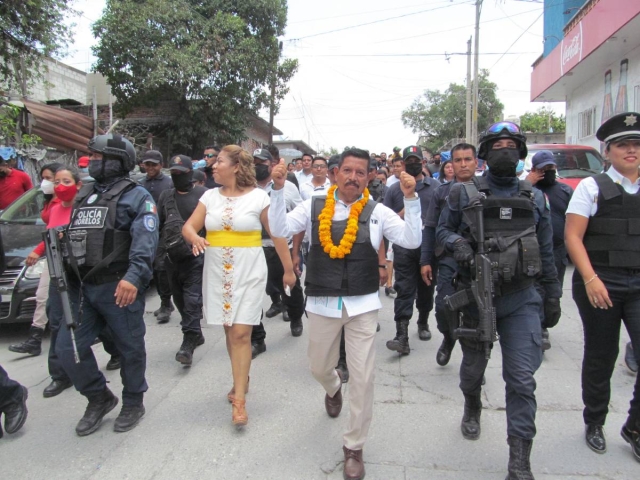 Tras seis meses de conflicto y dos homicidios, este lunes asumió el cargo Abraham Salazar como presidente municipal de Xoxocotla.