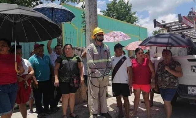 CFE suspende a trabajador que se dejó amarrar a un poste en Yucatán