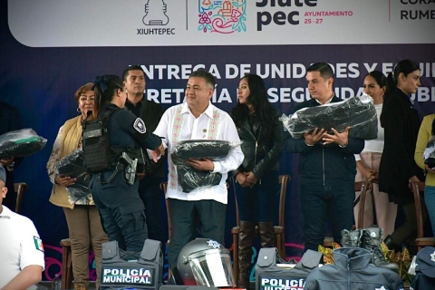 El titular de la SSPC, Miguel Ángel Urrutia, participó ayer en la entrega de equipo táctico a la Policía de Jiutepec por parte de la alcaldía de ese municipio. 
