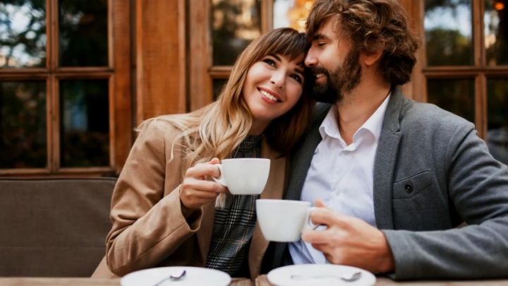 ¿El hombre realmente debe pagar la cuenta en las primeras citas?