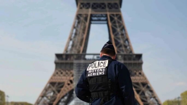Hombre es detenido tras escalar la Torre Eiffel y saltar en paracaídas