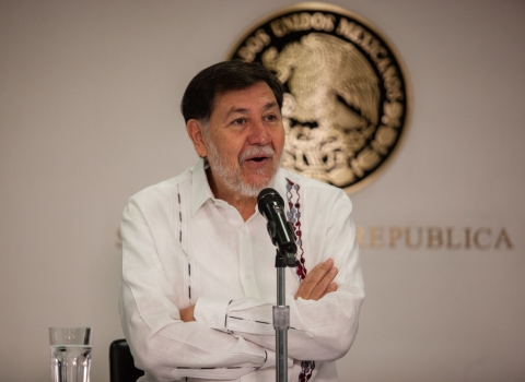 Noroña contradice a Alcalde y afirma que justa medianía es lo que ingreso permita