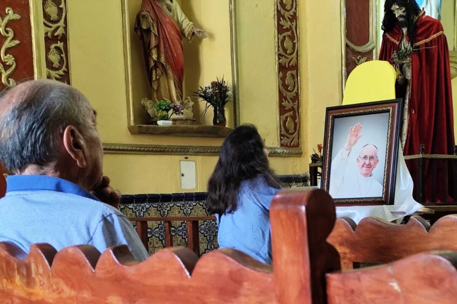 Colocan fotografía del Papa Francisco en misa del mediodía en iglesia de Tepetates