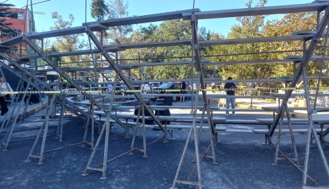 Colapsan gradas en foto de graduaci&oacute;n en Universidad Veracruzana; hay 18 heridos