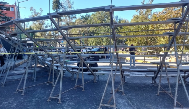 Colapsan gradas en foto de graduaci&oacute;n en Universidad Veracruzana; hay 18 heridos