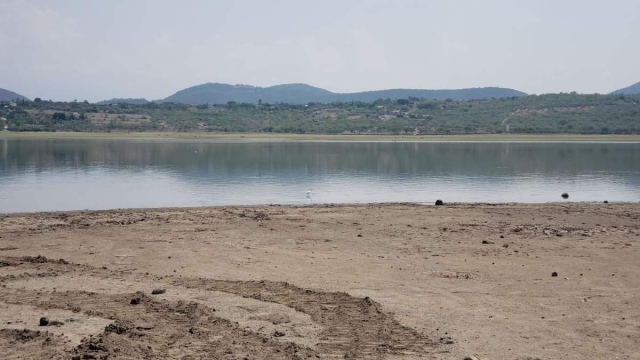 La falta de lluvias y las altas temperaturas mantienen el nivel de la presa en un mínimo histórico.