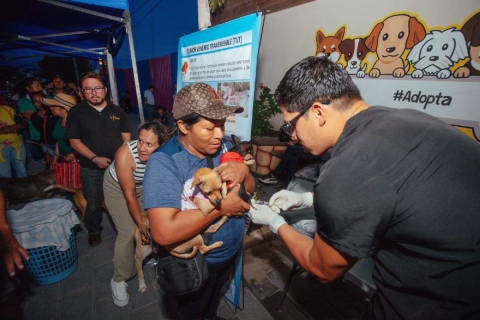 Durante la reapertura del centro se aplicaron vacunas antirrábicas gratuitas.