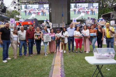 Emiliano Zapata celebra a las madres con gran concierto de Bronco y emotivas sorpresas
