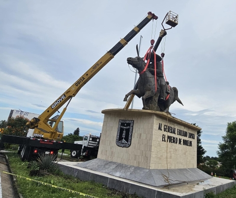 Inició retiro del monumento del General Emiliano Zapata del paso exprés