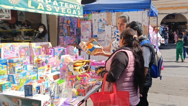 Instalan tianguis navideño en calles del primer cuadro