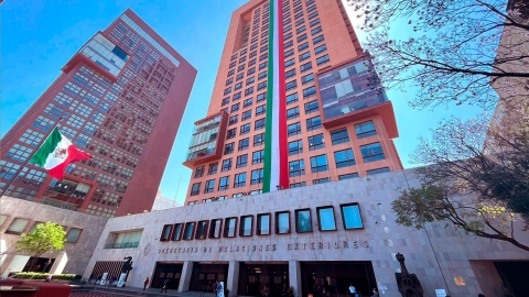 SRE rechaza fallo de Corte de Estados Unidos que protege a fabricantes de armas