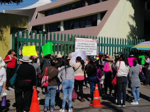 Docentes cerraron los accesos a las instalaciones del IEBEM. 