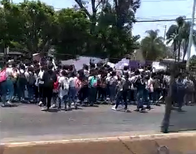 Bloqueo de estudiantes de la preparatoria uno en el bulevar Cuauhnáhuac