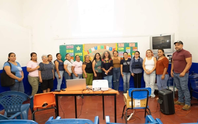 Presentan muestra fotográfica en primaria de Puente de Ixtla