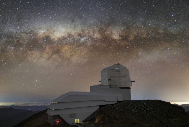 Vista del Observatorio Vera C. Rubin bajo la brillante banda de la Vía Láctea.