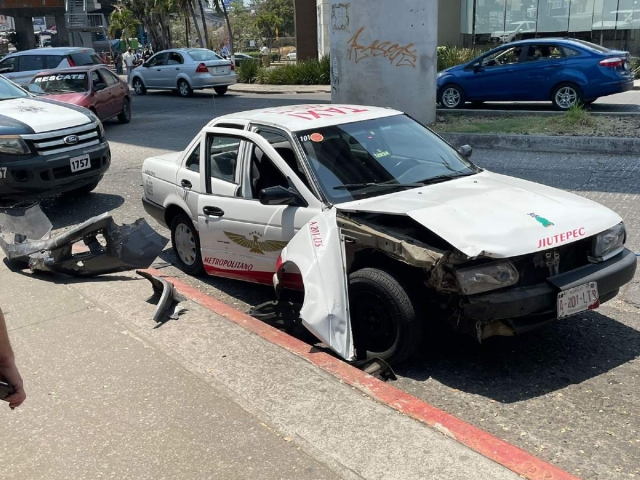 El taxi resultó con diversos daños.