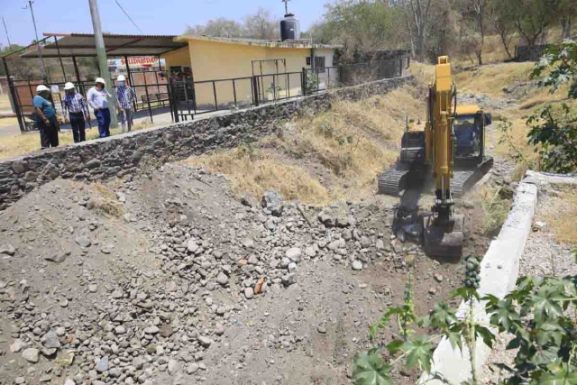 Tras el desastre que vivió en el año 2020, ahora las autoridades comenzaron labores de desazolve en la barranca de la colonia Poza Honda.