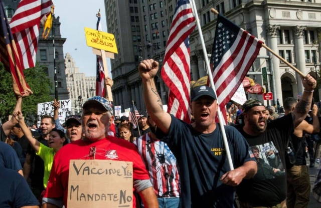 Protestan contra mandato de vacunación contra COVID-19.