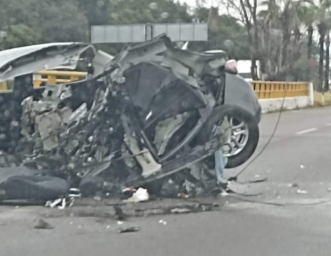 El automóvil quedó destrozado. 