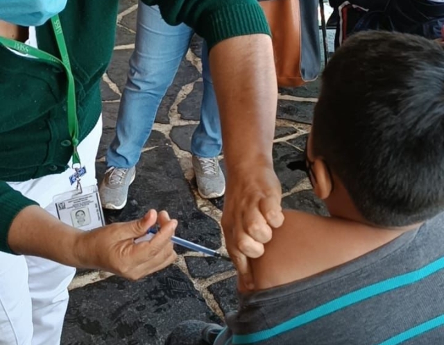 Mantienen autoridades sanitarias vacunación contra covid-19 a menores de 5 a 11 años