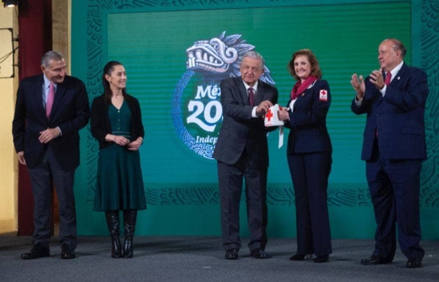 AMLO da banderazo a Colecta Nacional de Cruz Roja.