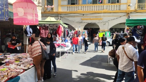 Comerciantes se instalan junto a edificio Bellavista, como parte del tianguis navide&ntilde;o