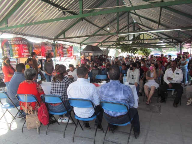 Los comerciantes colocaron una lona anunciando que cerrarán todo el mercado este miércoles para acudir a la capital del país a pedir una explicación de la rehabilitación del centro comercial.