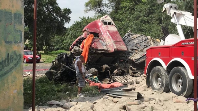 El camión terminó destrozado.