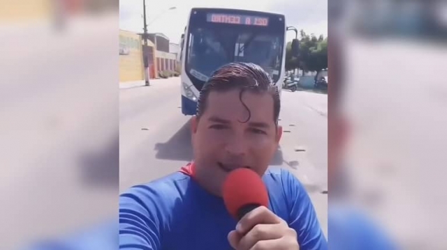 Superman &quot;intenta&quot; detener autobús y lo atropellan.