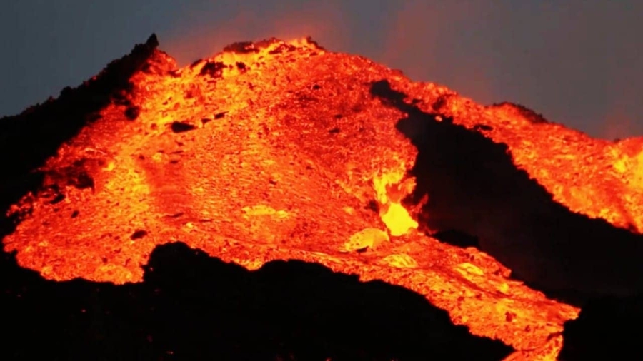 Continúa erupción en el volcán 