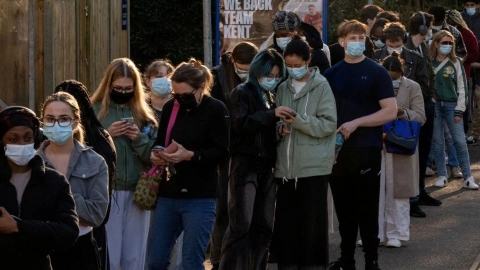 Brote de meningitis B en Inglaterra provoca alarma y escasez de vacunas