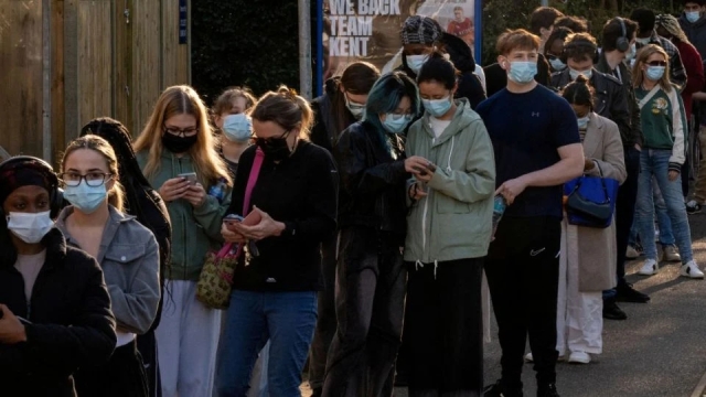 Brote de meningitis B en Inglaterra provoca alarma y escasez de vacunas