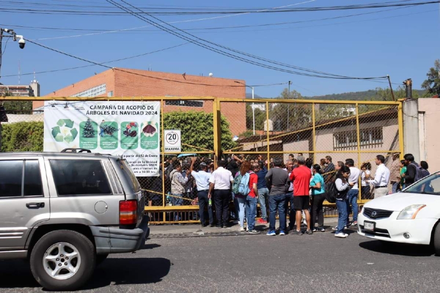 Administrativos prorrogan su huelga al 29 de abril