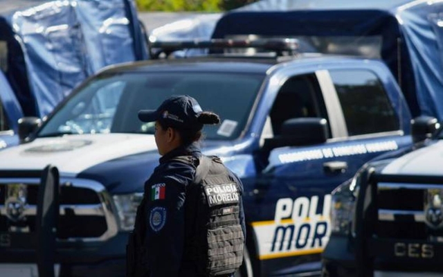 Rescatan policías a un taxista