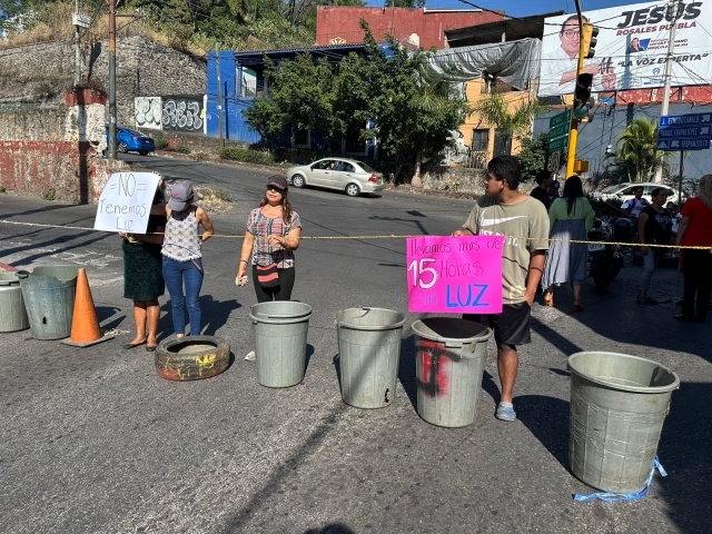 Se manifiestan vecinos de Acapantzingo con bloqueo por falta de energía eléctrica